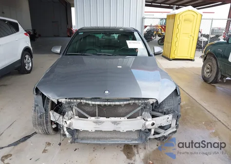 2016 Mercedes-Benz C 300 Luxury/Sport z USA, uszkodzony, nr VIN 55SWF4JB2GU097101